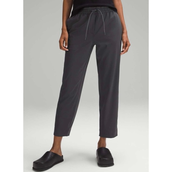LULULEMON Black Tapered Leg Mid Rise 7/8 Length Pant